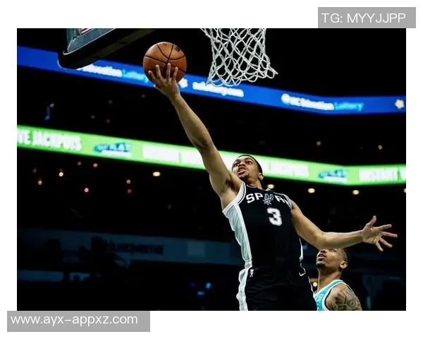 美媒发布AI合成图罗齐尔庭审前手铐黄蜂连帽衫造型引关注