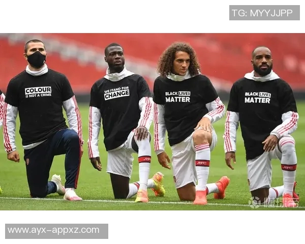 英超球员本周赛前首次单膝下跪共同反对种族歧视行动