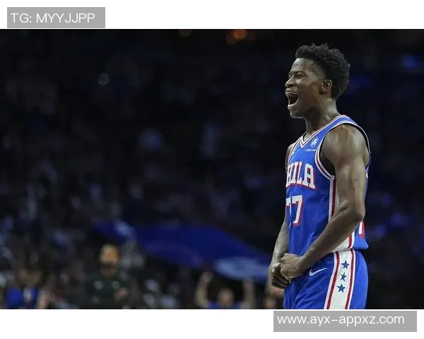 阿伦上半场表现抢眼独得双位数得分助力全队奋战篮下